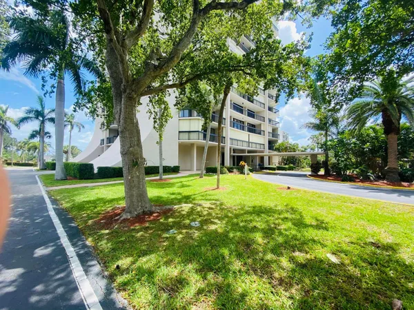 $2,175 | 2425 Presidential Way, Unit 801, West Palm Beach, FL 33401