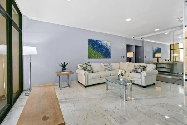 $2,175 | 2425 Presidential Way, Unit 801, West Palm Beach, FL 33401