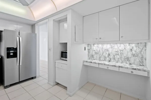 $2,175 | 2425 Presidential Way, Unit 801, West Palm Beach, FL 33401