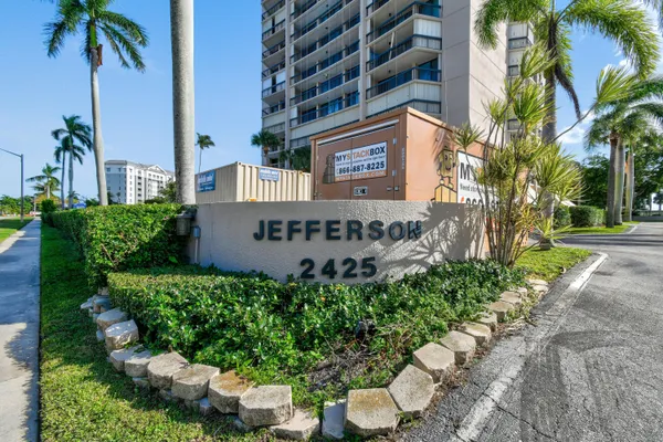 $2,175 | 2425 Presidential Way, Unit 801, West Palm Beach, FL 33401