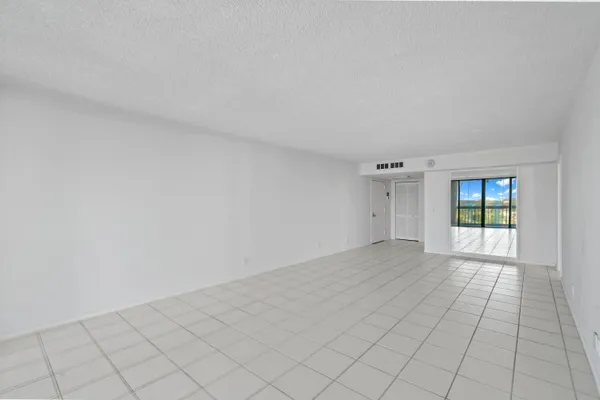 $2,175 | 2425 Presidential Way, Unit 801, West Palm Beach, FL 33401