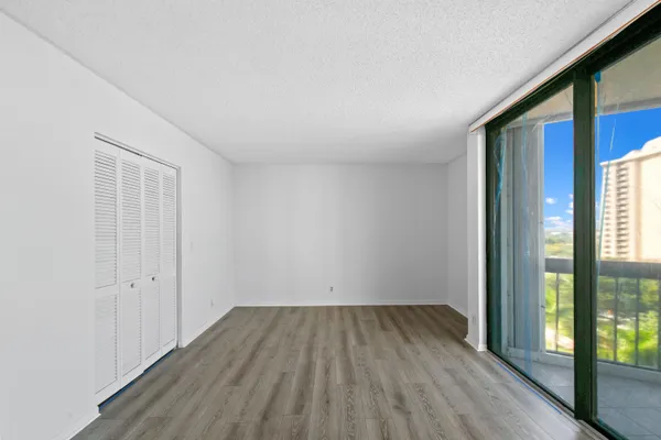 $2,175 | 2425 Presidential Way, Unit 801, West Palm Beach, FL 33401