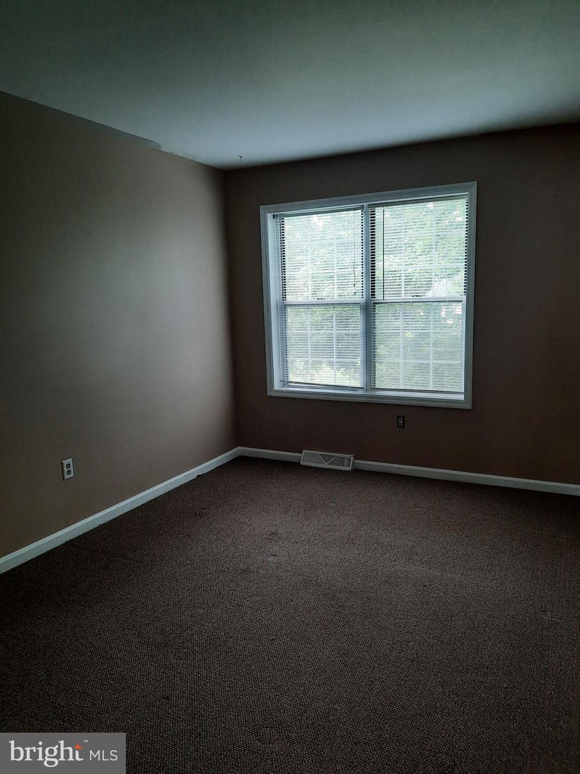 142 Pickwick Place Millersville, PA 17551 - Photo 5 of 8 an empty room with a window