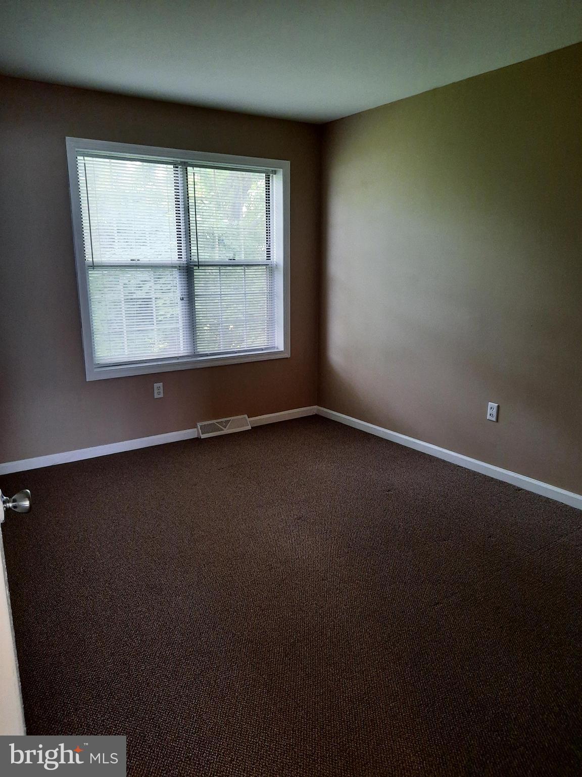 142 Pickwick Place Millersville, PA 17551 - Photo 7 of 8 an empty room with a window