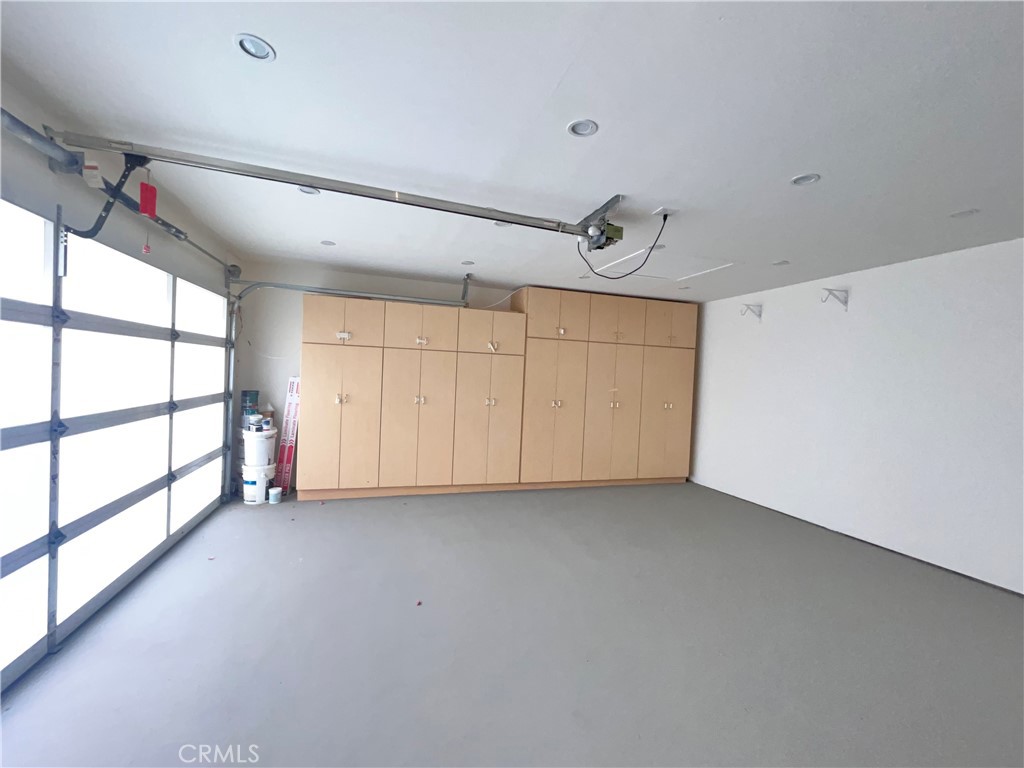 881 Harrington Road Glendale, CA 91207 - Photo 33 of 35 a view of an empty room with a window