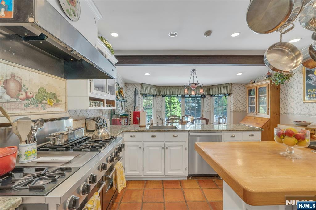 11 Lower Cross Road Saddle River, NJ 07458 - Photo 10 of 35