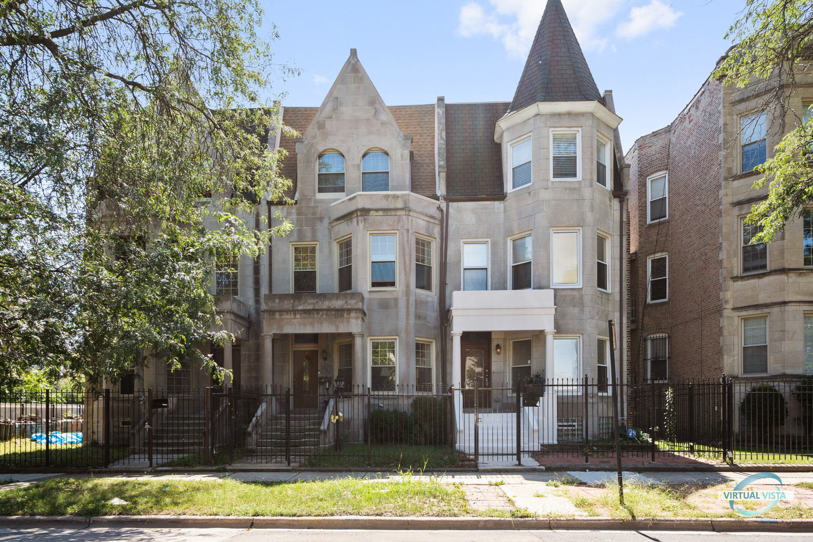 1529 East Marquette Road Chicago, IL 60637 - Photo 1 of 37 a front view of a house with street view
