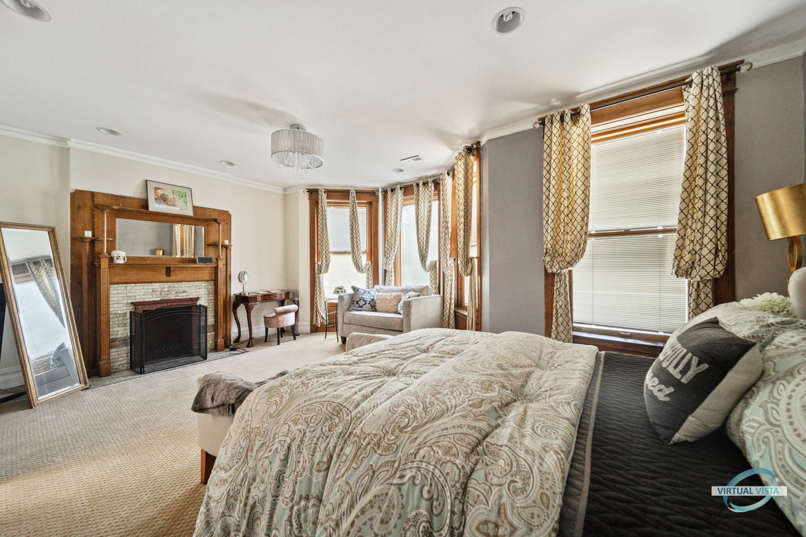 1529 East Marquette Road Chicago, IL 60637 - Photo 16 of 37 a bedroom with a bed next to a window