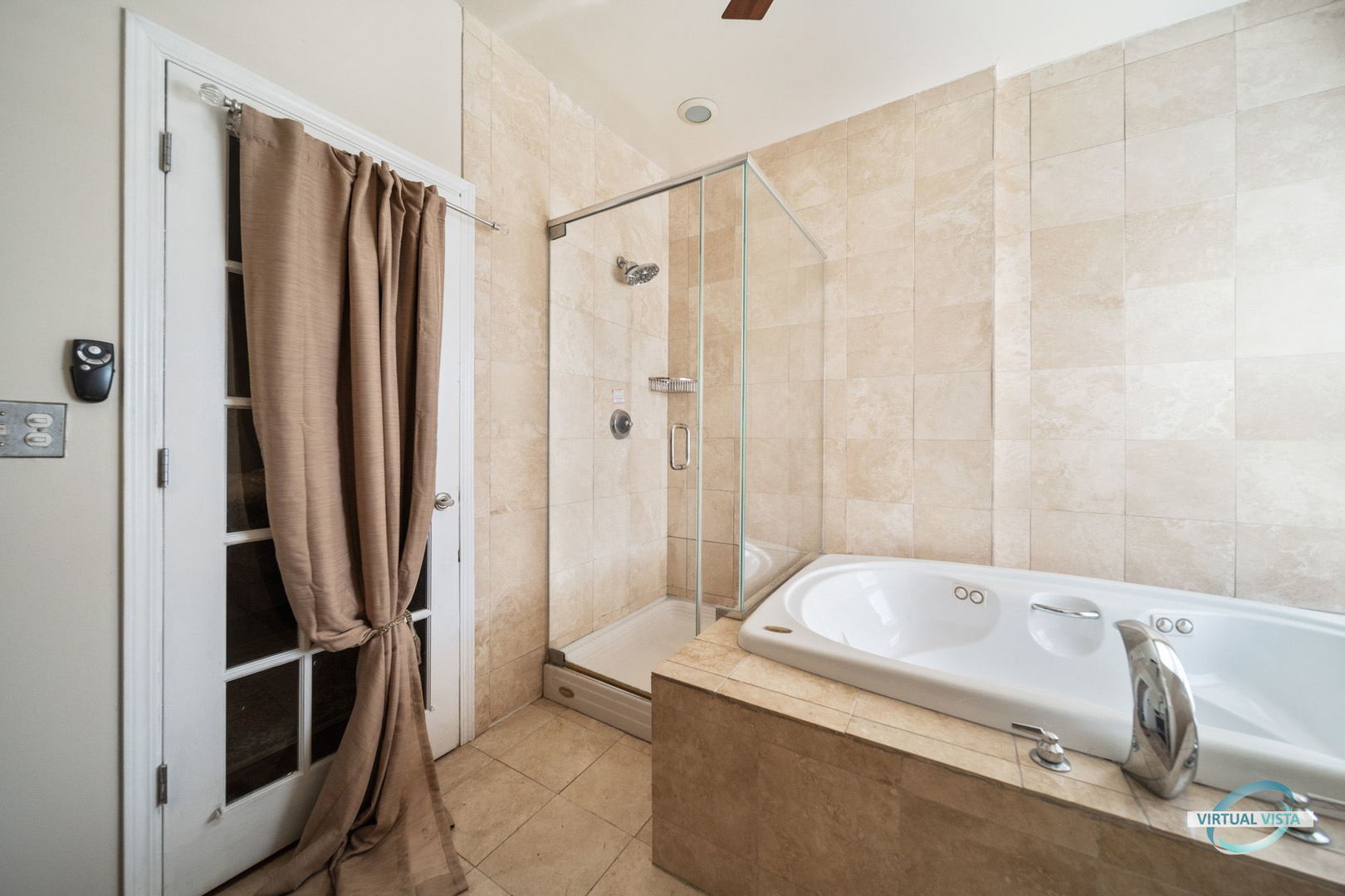 1529 East Marquette Road Chicago, IL 60637 - Photo 18 of 37 a bathroom with a tub and shower