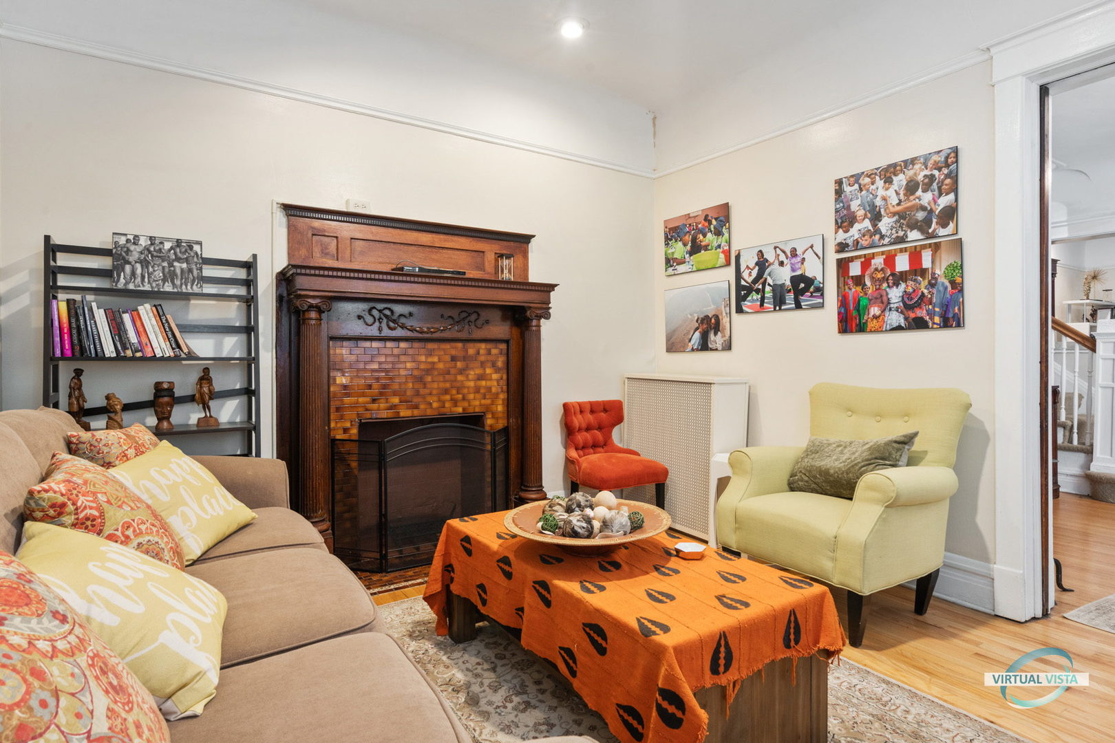 1529 East Marquette Road Chicago, IL 60637 - Photo 21 of 37 a living room with furniture and a flat screen tv