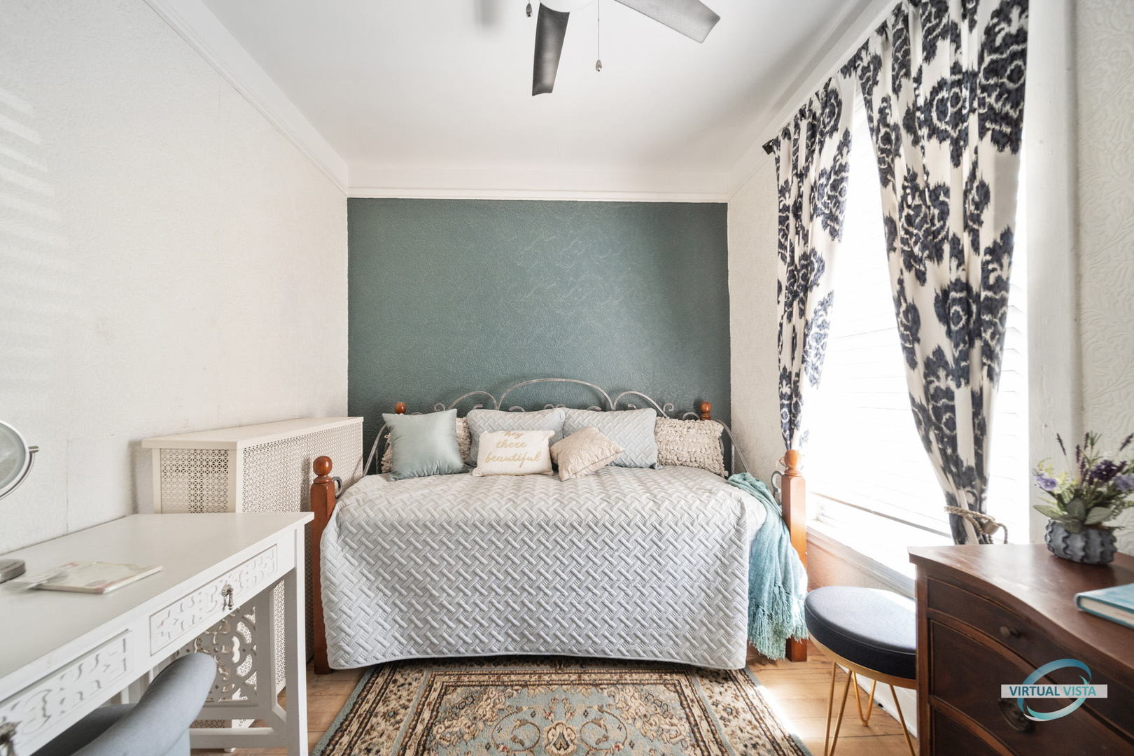 1529 East Marquette Road Chicago, IL 60637 - Photo 10 of 37 a bedroom with a bed and a potted plant