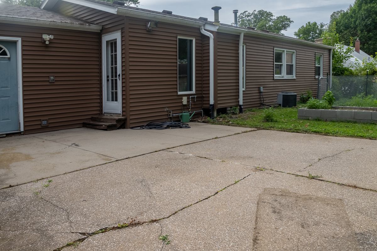 810 42nd Street Moline, IL 61265 - Photo 3 of 32