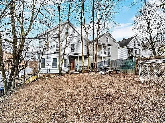 a view of a yard with a house