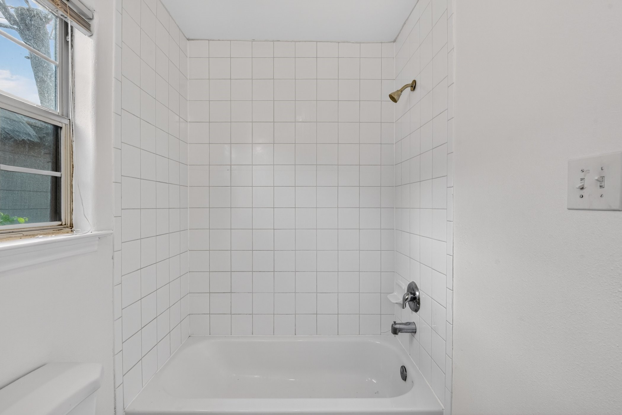 7013 St Augustine Street Houston, TX 77021 - Photo 29 of 35 a close up of a bathtub
