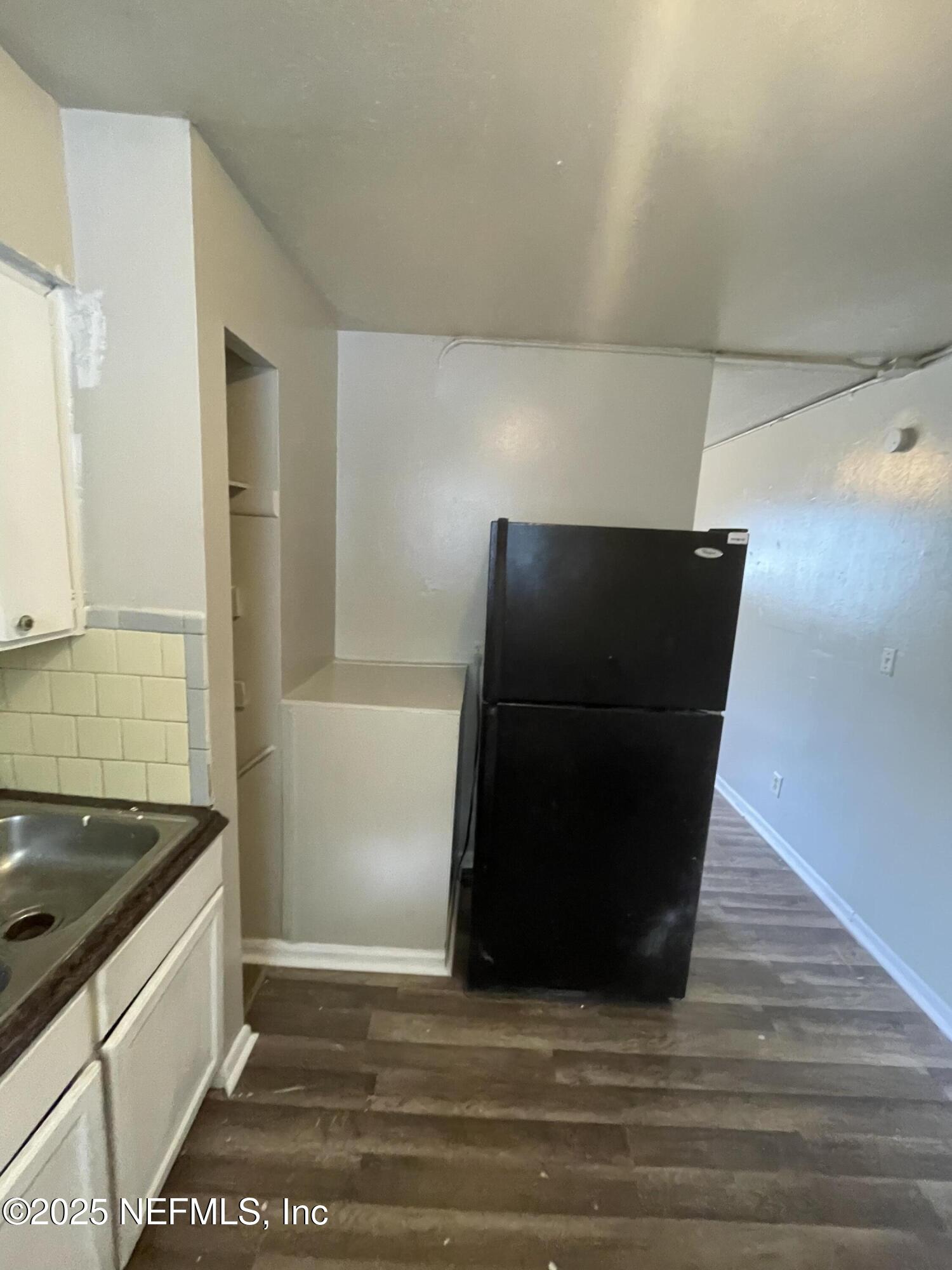 1624 West 36th Street, Unit 3 Jacksonville, FL 32209 - Photo 2 of 7 a view of a car garage