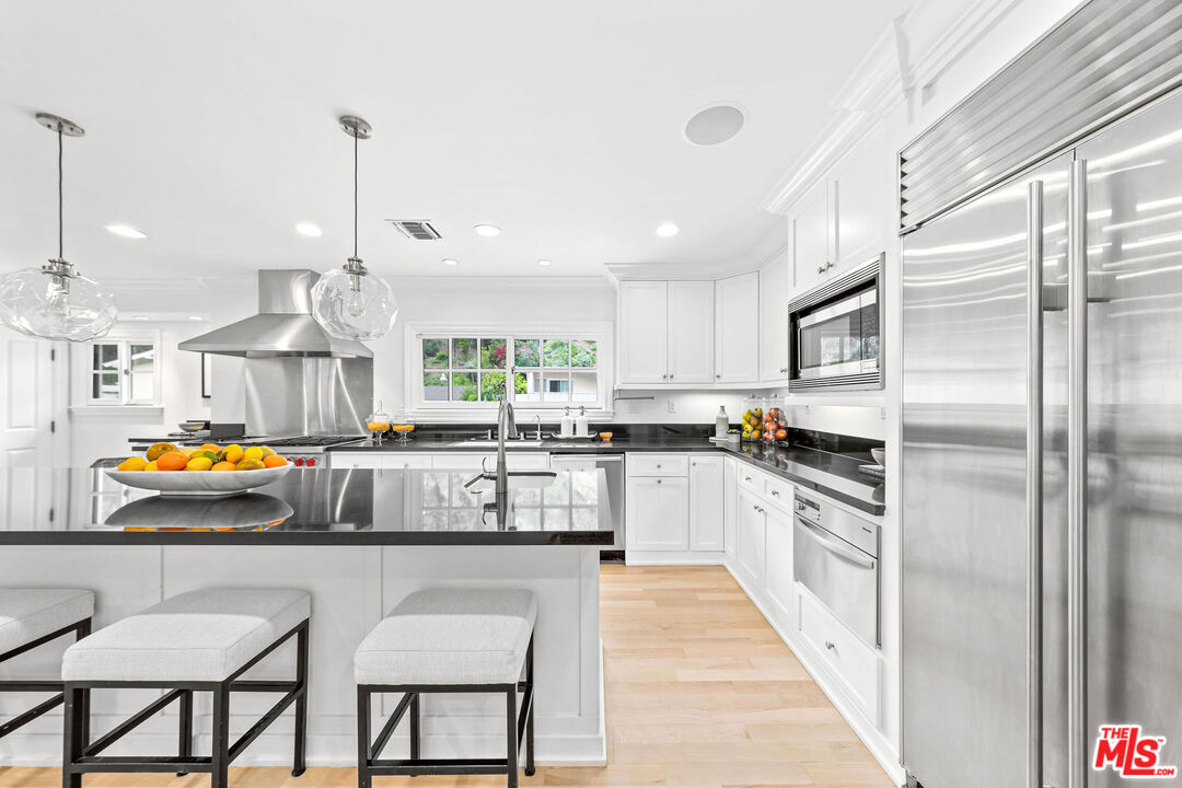 1132 Chantilly Road Los Angeles, CA 90077 - Photo 11 of 29 Gallery Image 11