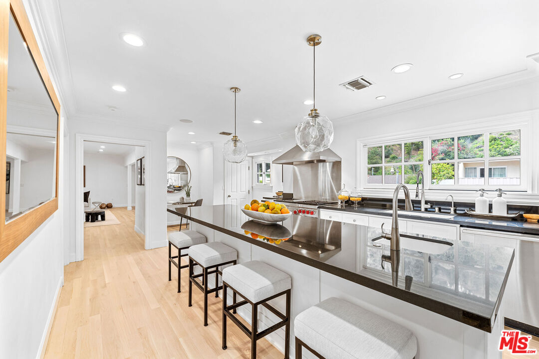 1132 Chantilly Road Los Angeles, CA 90077 - Photo 12 of 29 Gallery Image 12