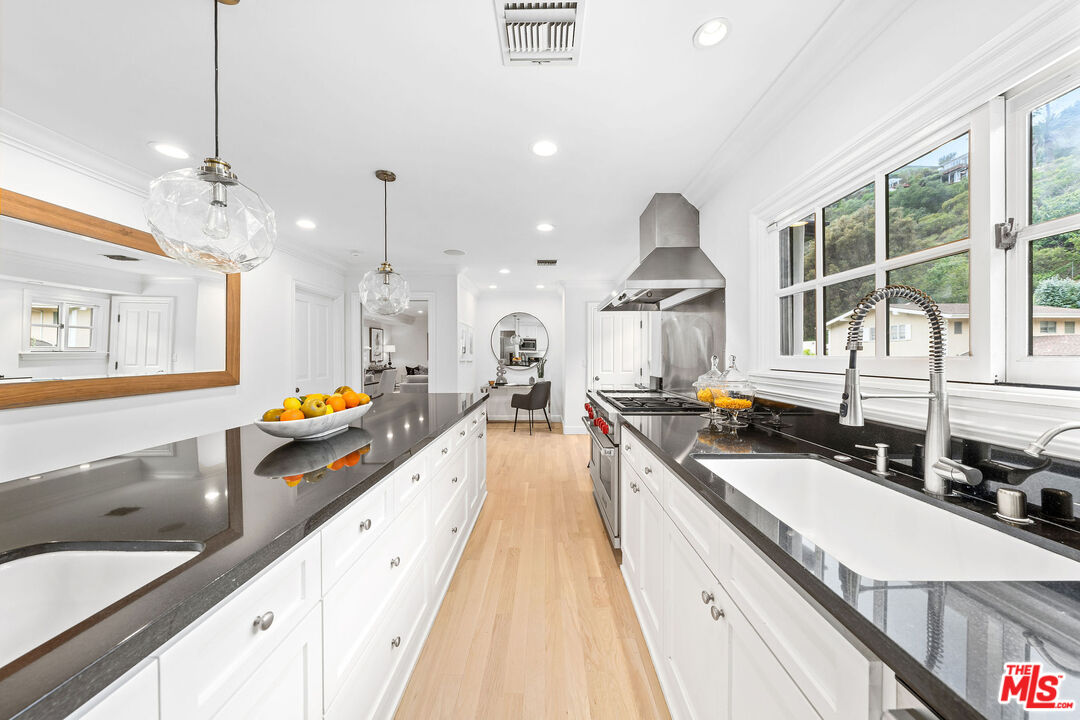 1132 Chantilly Road Los Angeles, CA 90077 - Photo 10 of 29 Gallery Image 10