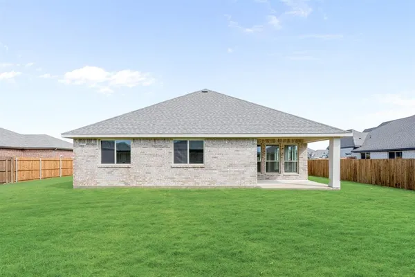 a view of an house with backyard and garden