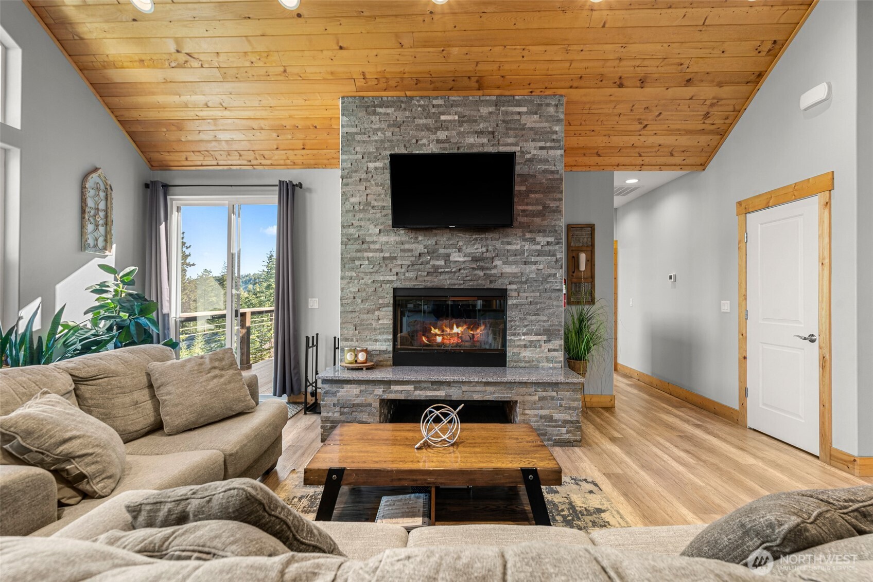 6827 Forest Ridge Drive Wenatchee, WA 98801 - Photo 3 of 37