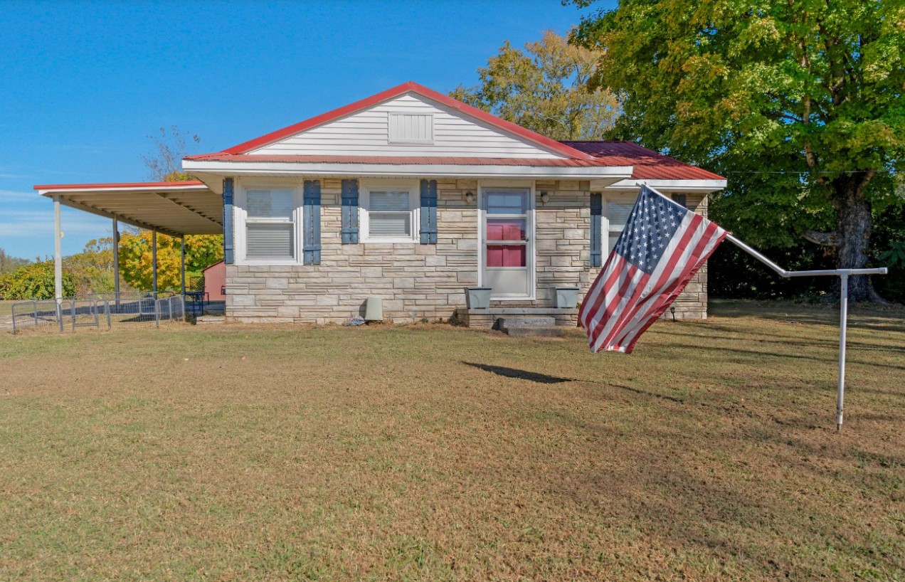 301 West Point Road Lawrenceburg, TN 38464 - Photo 3 of 31 a front view of a house with a yard