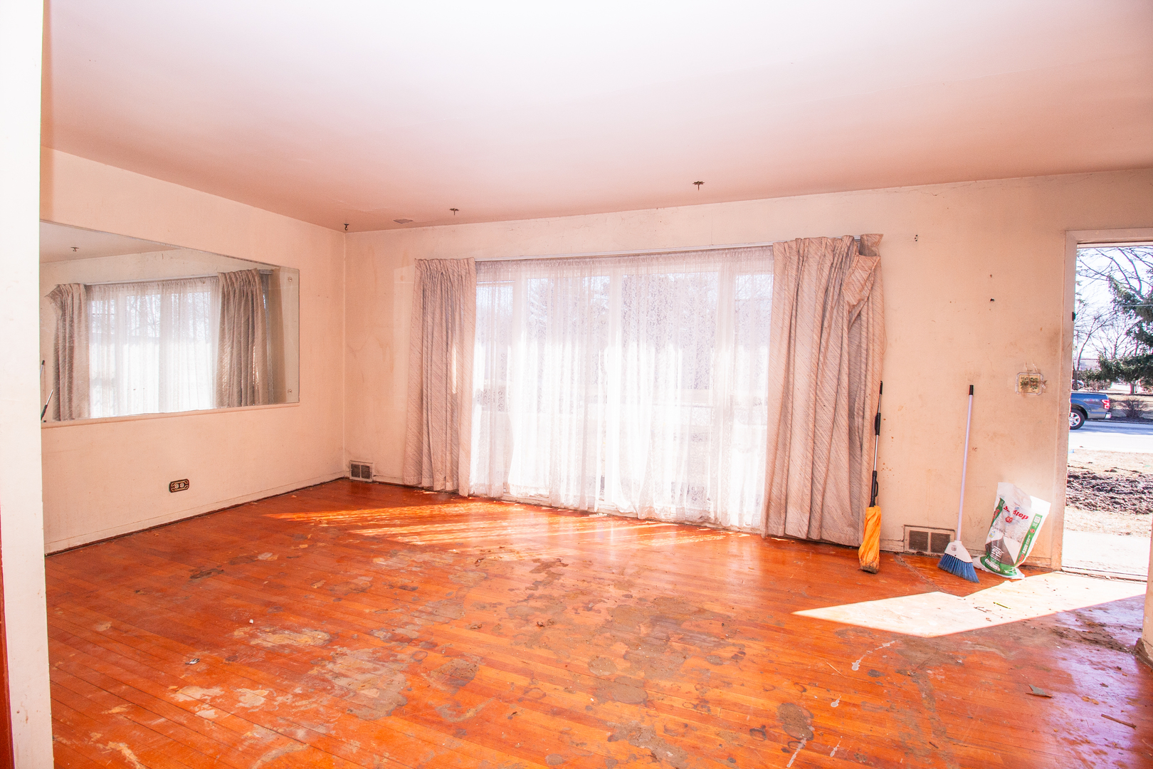 500 West Golf Road Mount Prospect, IL 60056 - Photo 2 of 6 a view of an empty room with a window