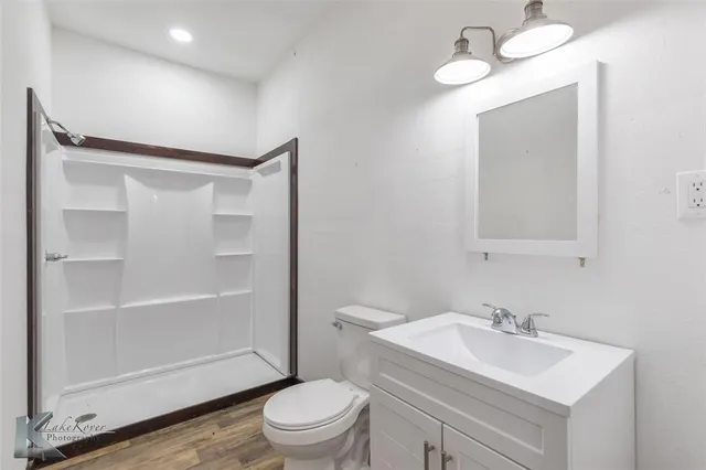 a bathroom with a bath tub