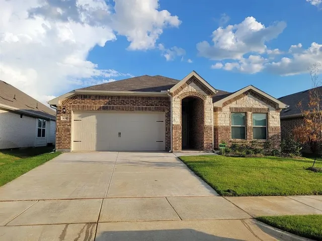 $2,100 | 634 Presidio Street, Aubrey, TX 76227