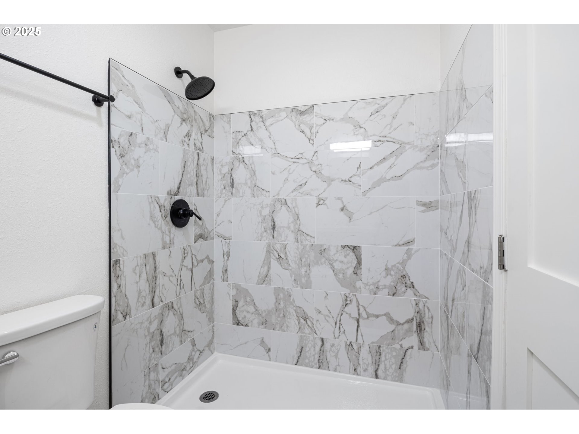 514 East 2nd Avenue Riddle, OR 97469 - Photo 15 of 16 a bathroom with a shower