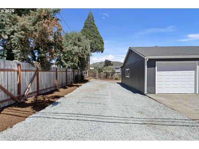 a view of a backyard