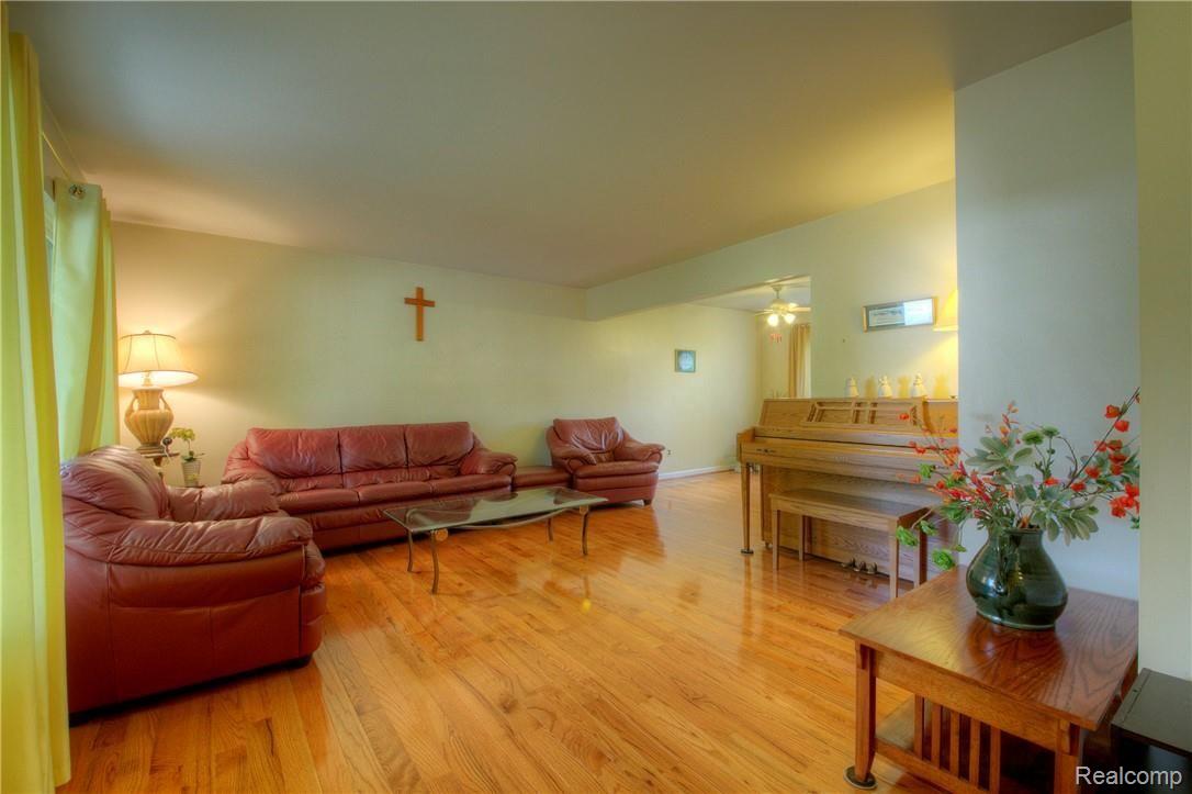 44139 Arlington Road Canton, MI 48187 - Photo 6 of 36 6 Living Room.jpg