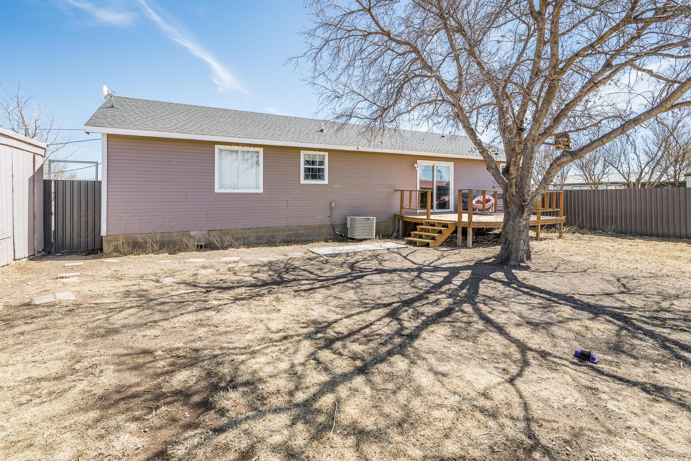 900 Goodnight Street Claude, TX 79019 - Photo 7 of 20 900 Goodnight St 06