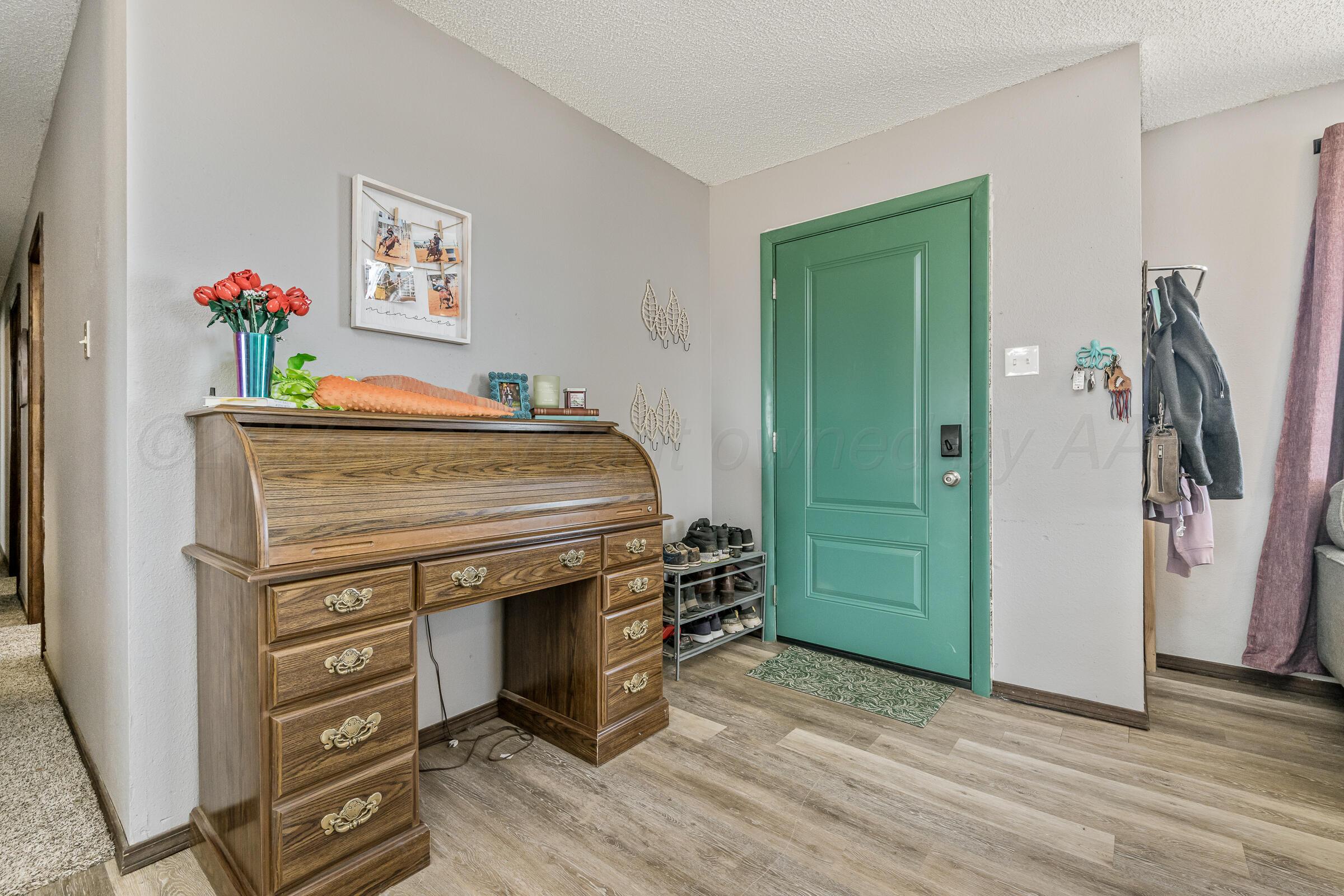 900 Goodnight Street Claude, TX 79019 - Photo 9 of 20 900 Goodnight St 08