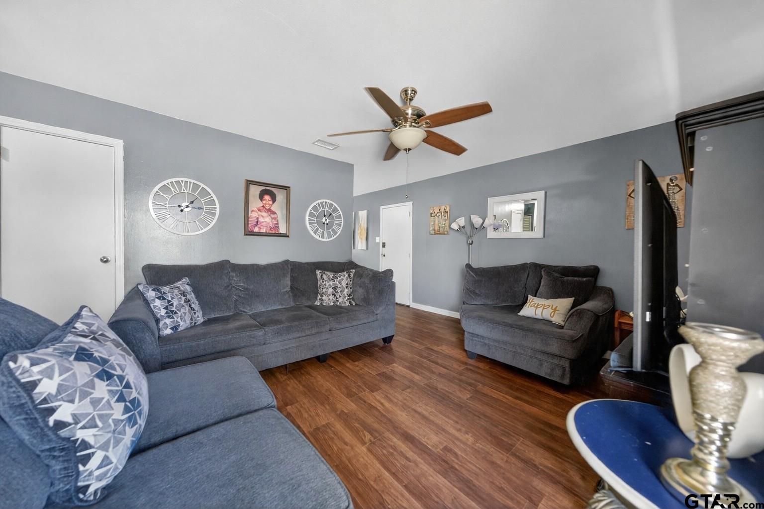3165 Jackson Avenue Tyler, TX 75705 - Photo 4 of 24 a living room with furniture