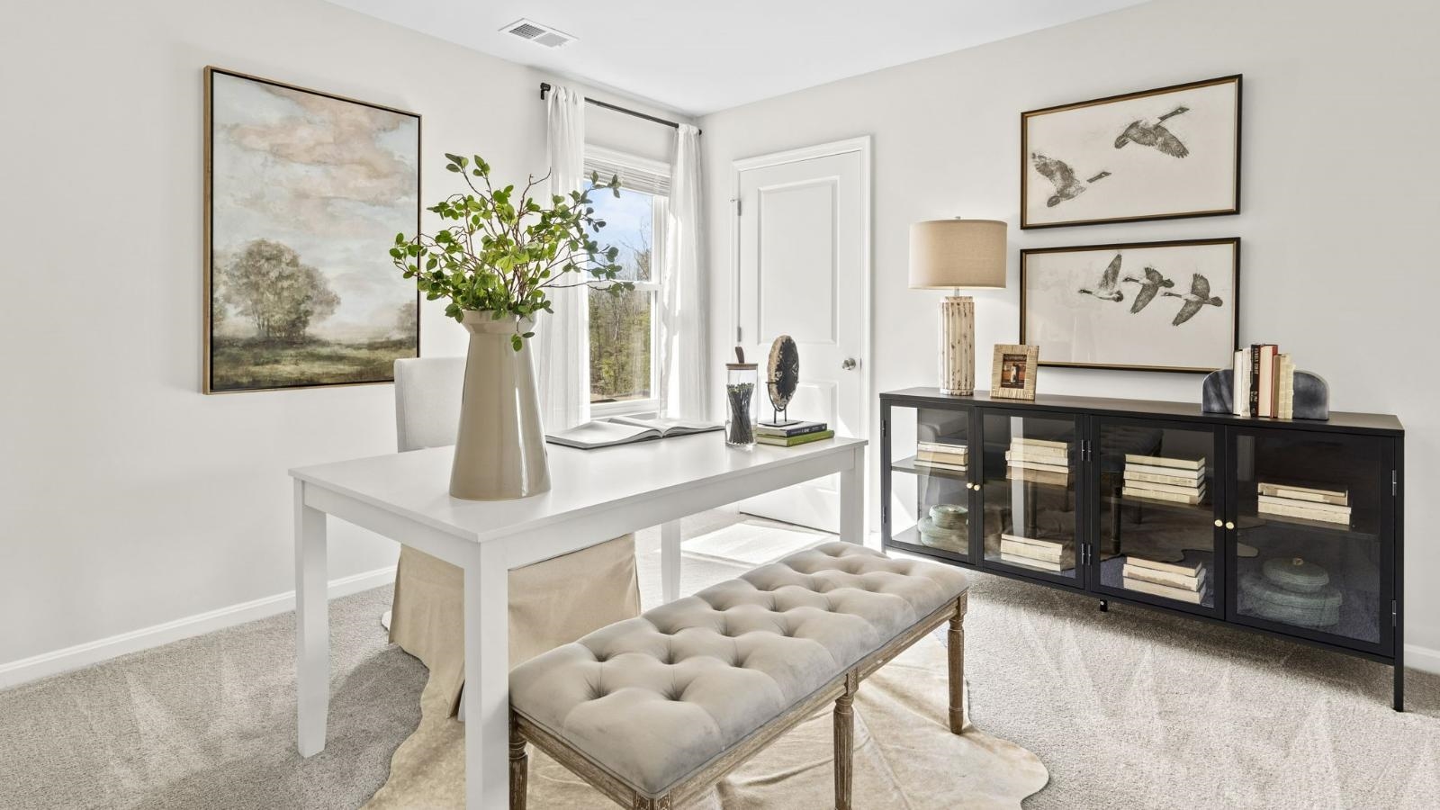 27 George William Lane Lexington, VA 24450 - Photo 17 of 22 a vase of flowers sitting on a table