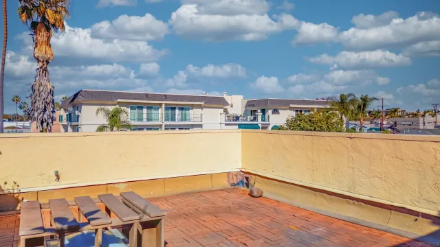 a view of houses with sky view