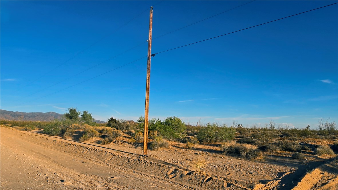 245-24-060 South Roll Road Yucca, AZ 86438 - Photo 4 of 26 a view of a city