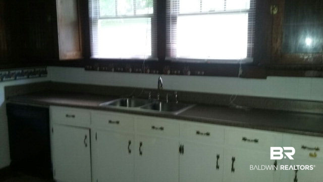 556 Williams Street Mobile, AL 36606 - Photo 14 of 22 Seller will install a new gas stove at closing.