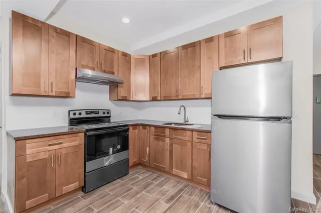 $2,900 | 409 Warburton Avenue, Unit 1C, Yonkers, NY 10701