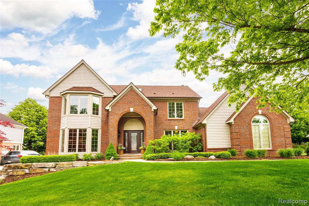 1202 Lakeview Drive Rochester Hills, MI 48306 - Photo 3 of 34