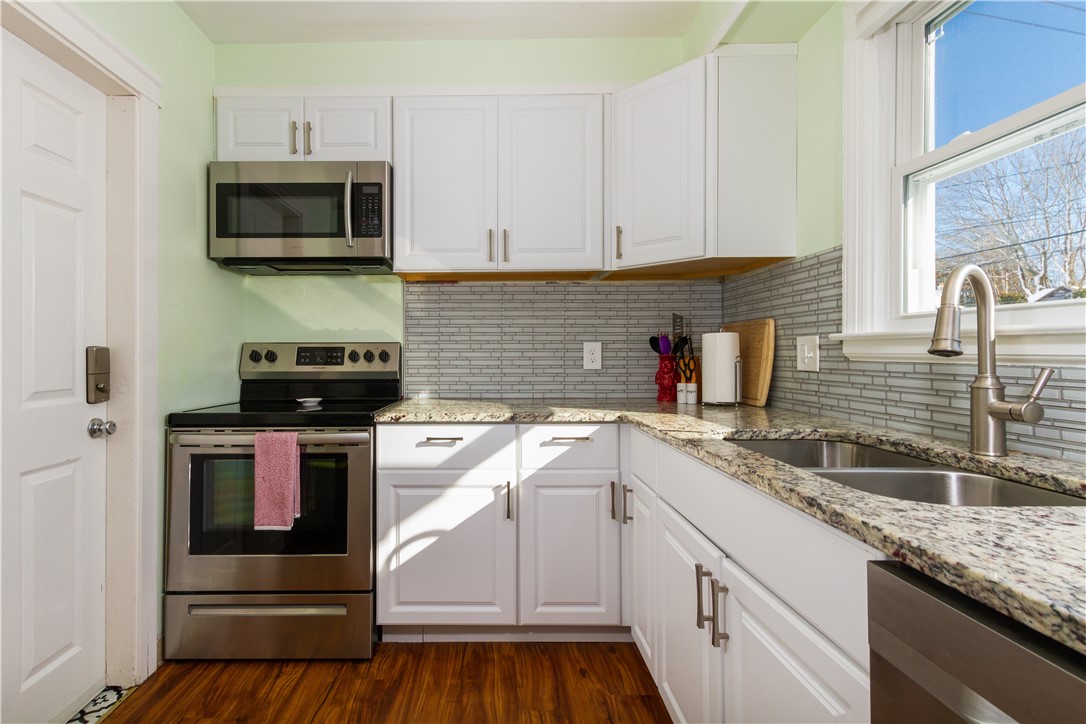 93 Maple Avenue Middletown, RI 02842 - Photo 8 of 29 Unit 1 Kitchen