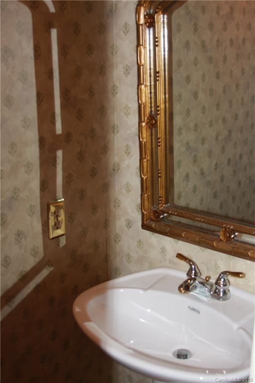 5805 Sharon Road, Unit J Charlotte, NC 28210 - Photo 16 of 33 Gallery Image 16