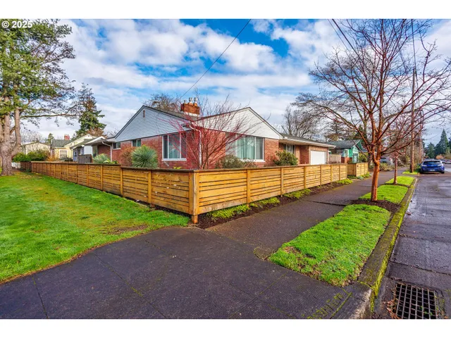 $775,000 | 5405 Southeast Mall Street, Portland, OR 97206