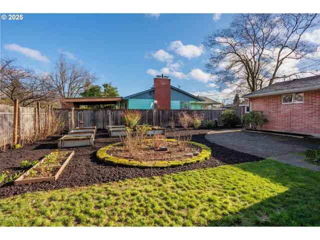 $775,000 | 5405 Southeast Mall Street, Portland, OR 97206