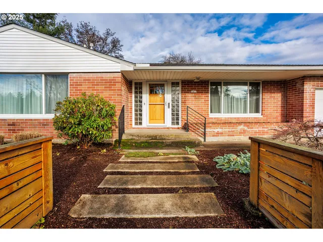 $775,000 | 5405 Southeast Mall Street, Portland, OR 97206