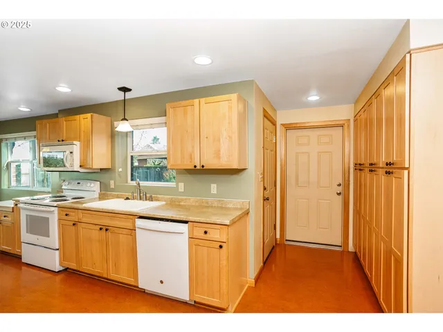 $775,000 | 5405 Southeast Mall Street, Portland, OR 97206