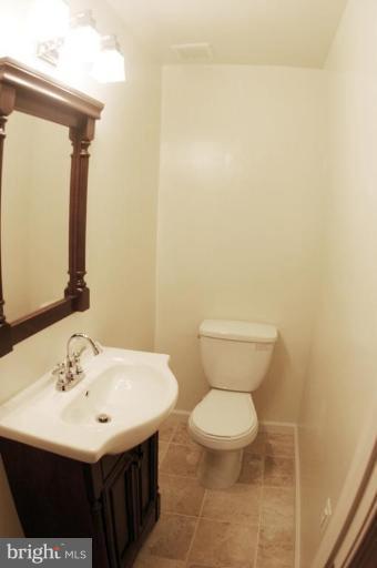 8090 Grandview Court Springfield, VA 22153 - Photo 16 of 23 Bath #1