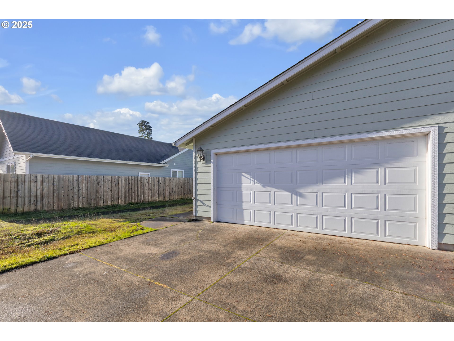 3397 Oak Street Florence, OR 97439 - Photo 2 of 48 a view of a livingroom with a ceiling fan and window