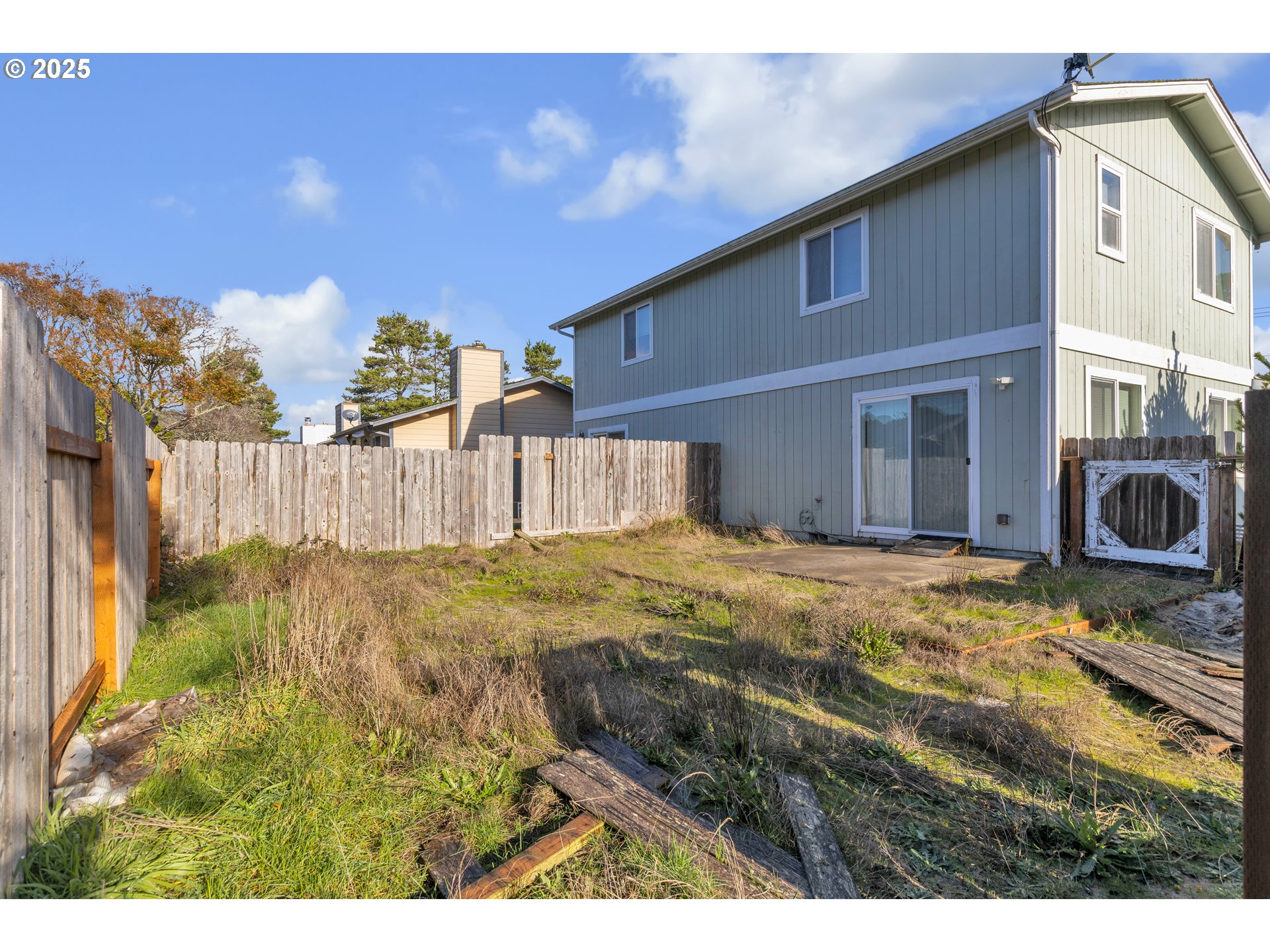 3397 Oak Street Florence, OR 97439 - Photo 23 of 48 a view of a backyard