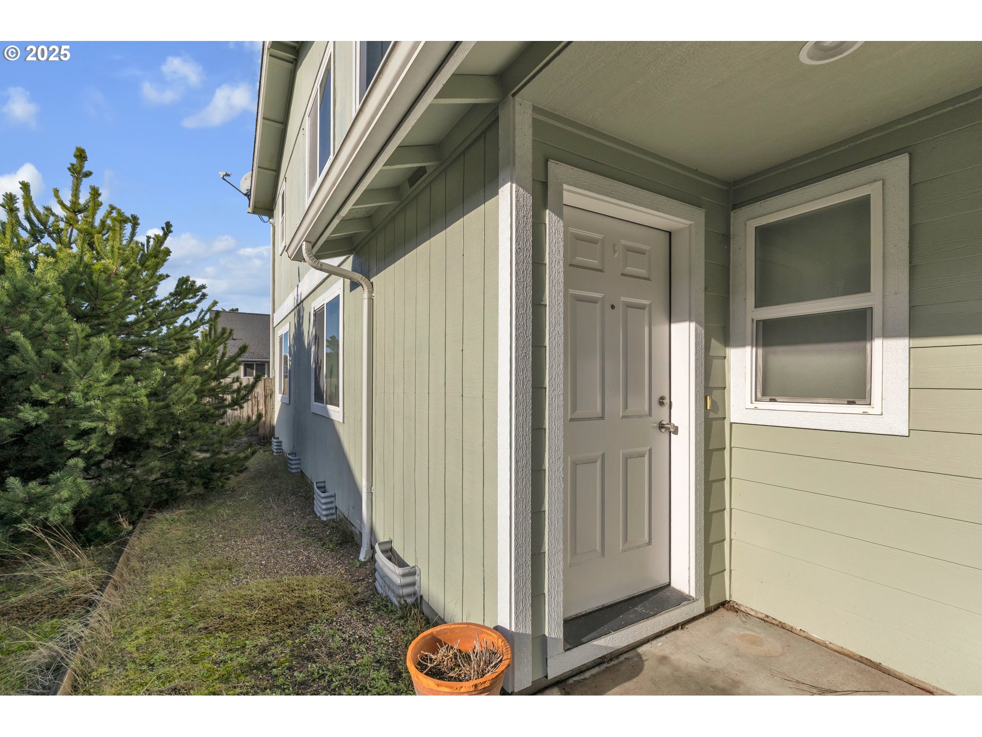 3397 Oak Street Florence, OR 97439 - Photo 3 of 48 a view of a door and a window
